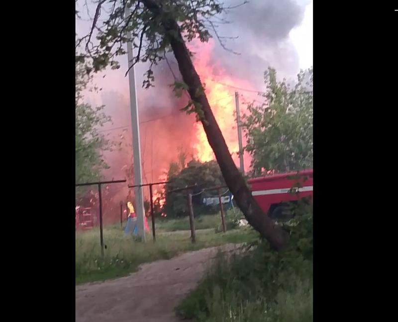 Пламя огня поднялось стеной перед окнами жителей Сызрани, блокируя выход из подъездов и уничтожая имущество горожан: видео