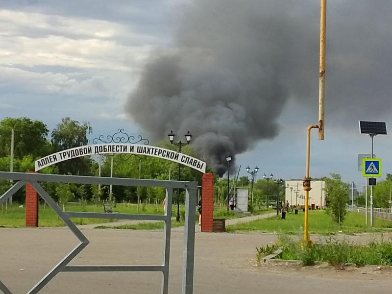 В эти минуты в поселке Новокашпирский полыхает пожар: видео