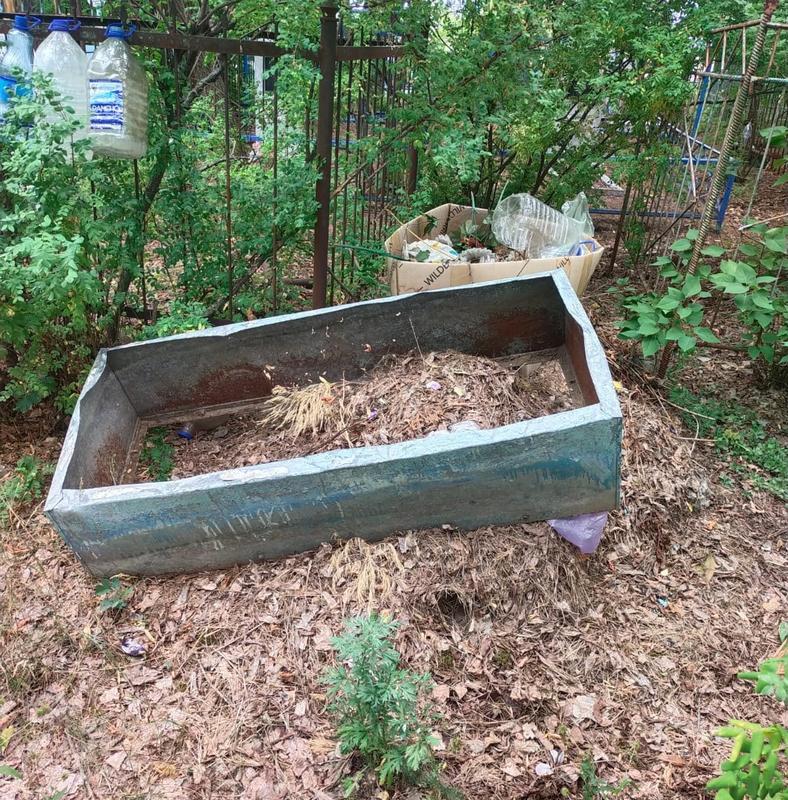 «Это беспредел»: распоясавшиеся посетители сызранского кладбища устроили помойку на могиле