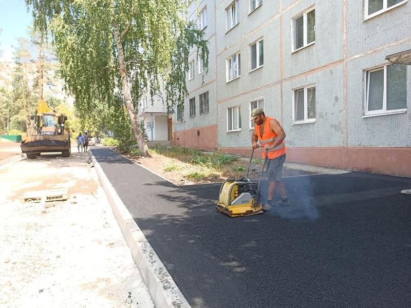 Жители двух дворов в Сызрани вдыхали запах горячего асфальта, но вряд ли это всех огорчало