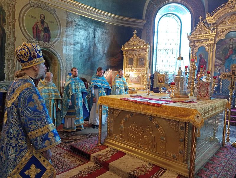 За время путешествия Феодоровская икона стала участницей ярких событий, собрала деньги на иконостас и вернулась под охрану в храм