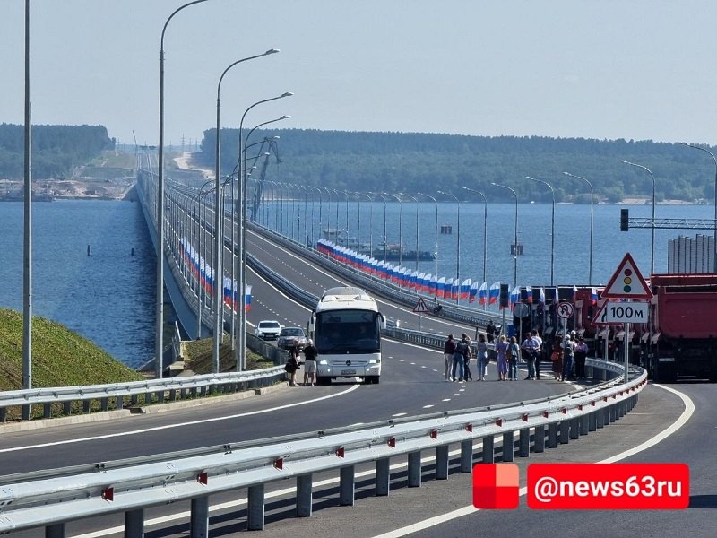 На Климовском мосту новой трассы «Обход Тольятти» царит своя атмосфера - допущенные на мероприятие журналисты делятся впечатлениями