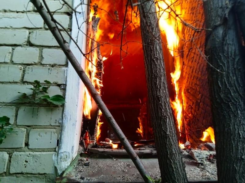 В Октябрьске утром полыхало пламя - от него нужно было защищать соседние здания