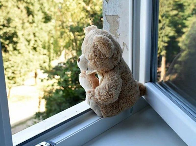 В Самарской области ребенок выпал из окна многоэтажного дома, а затем произошло чудо