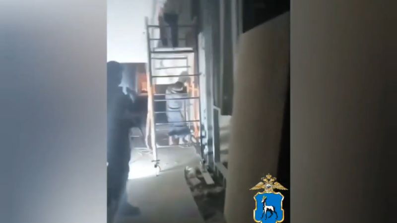 «Все выходим»: на строительной площадке в Самаре сотрудники «ОМОН» задержали нелегальных мигрантов. Видео