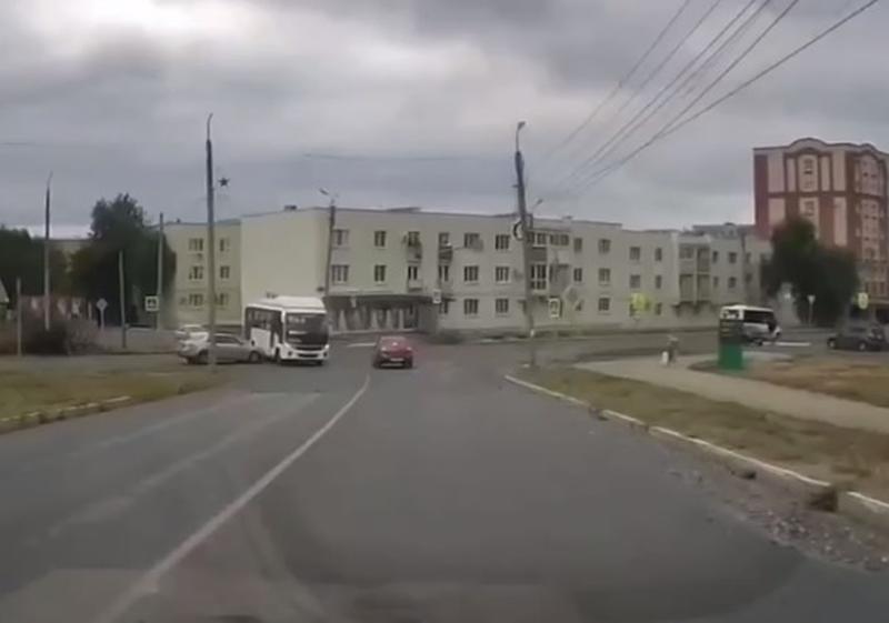 Иномарка с разбегу врезалась в автобус под прицелом видеокамеры на «любимом» перекрестке в Сызрани