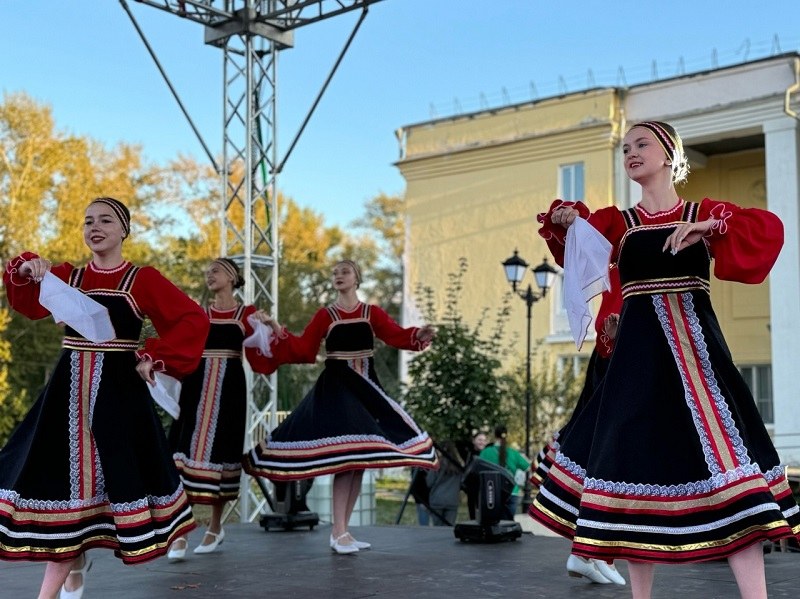 В поселке Новокашпирский подходит к завершению праздничная концертная программа, посвященная Дню шахтера