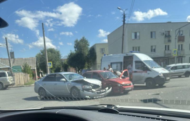 Опять 25: скорая примчалась на помощь людям в изуродованных на самом «нехорошем» перекрестке Сызрани автомобилях