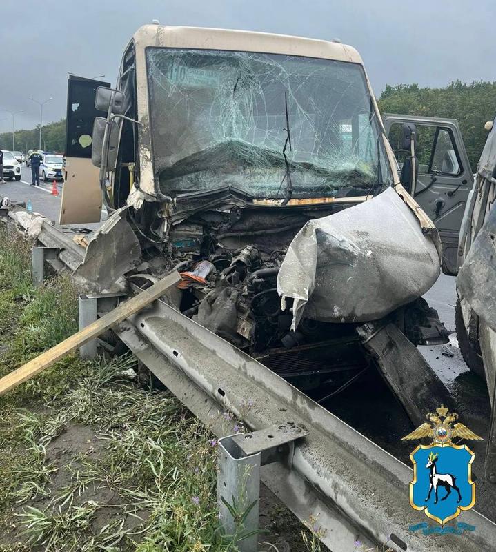 Водитель вез пассажиров - и потерял сознание: на месте ДТП в Самарской области работает полиция и скорая