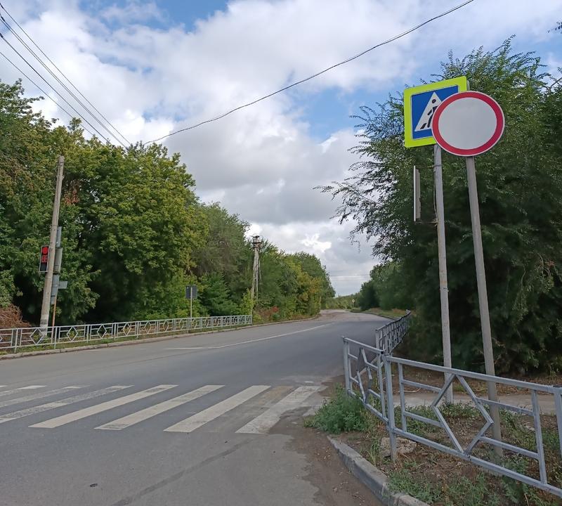 В Сызрани закрыли большой участок дороги - видимо, надолго: ям на ней столько, что ездить по ней более нельзя