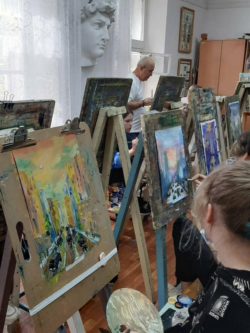 Растет достойная смена: маститые художники поразились уровню мастерства у сызранских ребят, которые только учатся писать картины