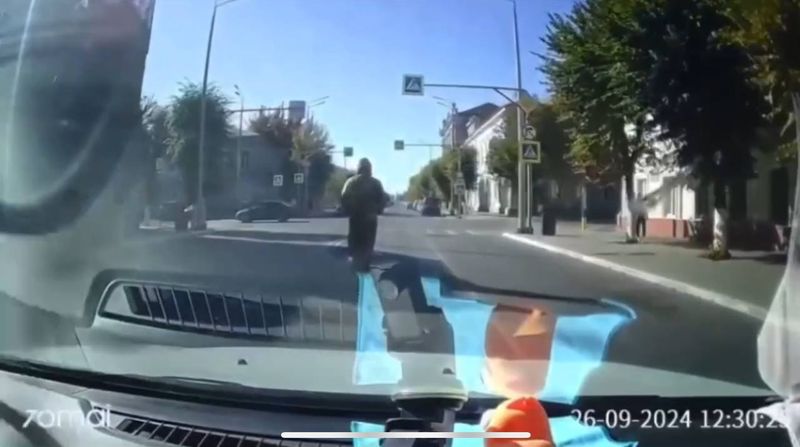 Нахальный самокатчик решил доказать водителю, кто главный на сызранской дороге: видео