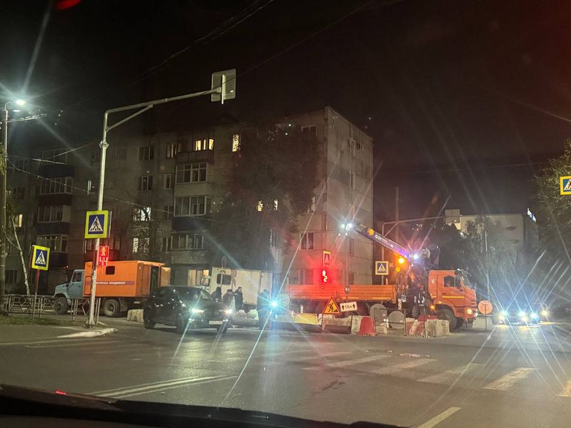 Аварийная бригада работает на месте порыва теплосети в центре Сызрани