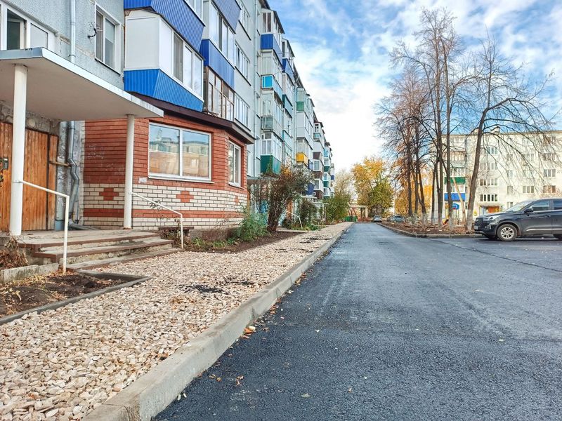 Дворы в Заусиновском районе заметно похорошели, но подрядчикам нужно успеть закончить работу в срок