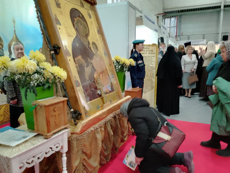 Пообщаться с представителями храмов Грузии, Иерусалима, Сербии, купить товары, помолиться и пообщаться - на выставке «Свет веры православной» трудно только одно: заскучать