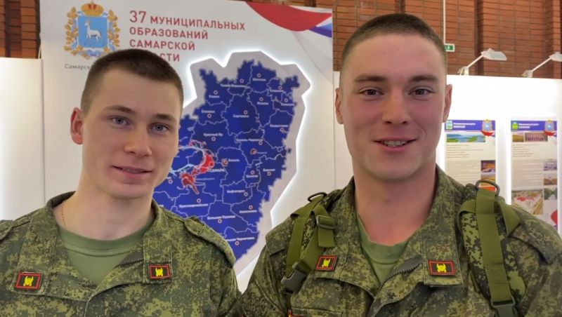 На выставке «Самара» замечены красавицы в кокошниках и красавцы в форме