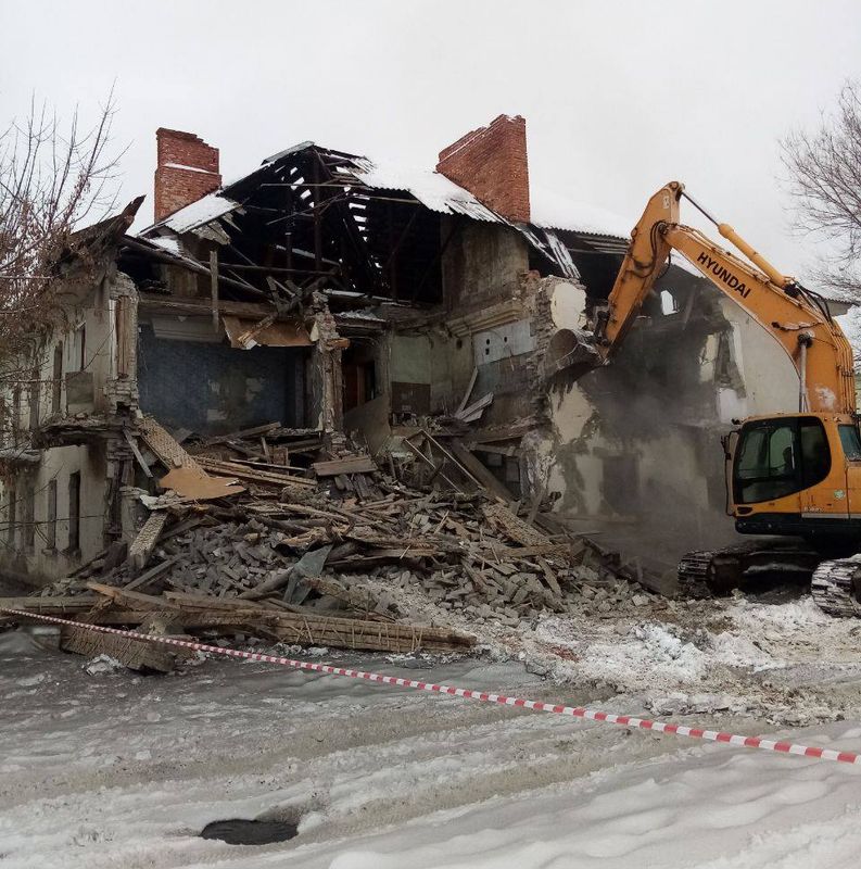 Жители Сызрани дождались наконец сноса ветхой «гостиницы для бомжей»