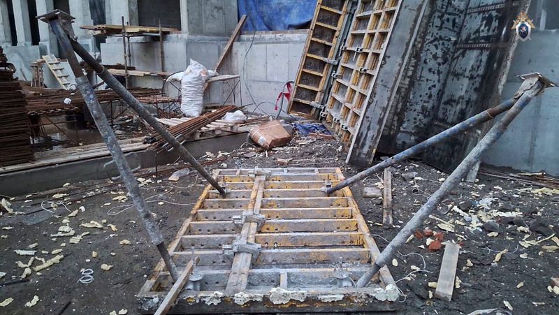 На стройке в Самарской области груз с подъемного крана рухнул на человека