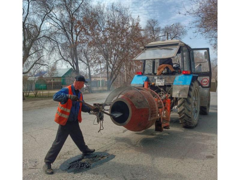 В Сызрани латают ямы на одной из самых загруженных улиц