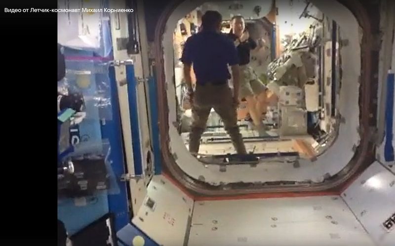 Михаил Корниенко показал космическую микроволновку и «кухню» космонавтов: видео