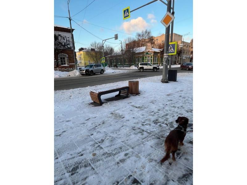 В центре Сызрани кроссовер и внедорожник не смогли поделить перекресток