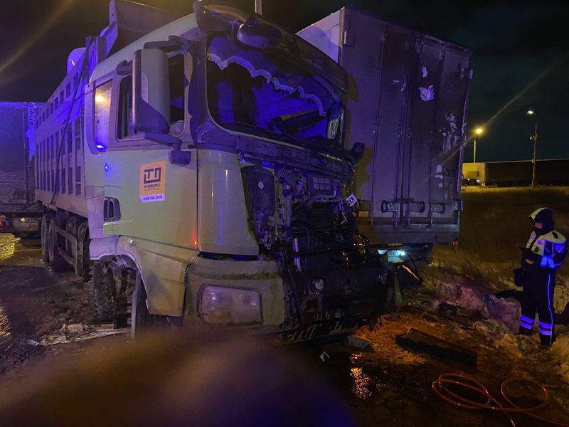 Раненого в столкновении трех грузовиков водителя с трудом достали из кабины и передали медикам Сызрани