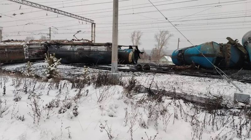 Цистерны с опасным грузом рухнули на землю: из-за крушения на железной дороге поезда пустили через Сызрань