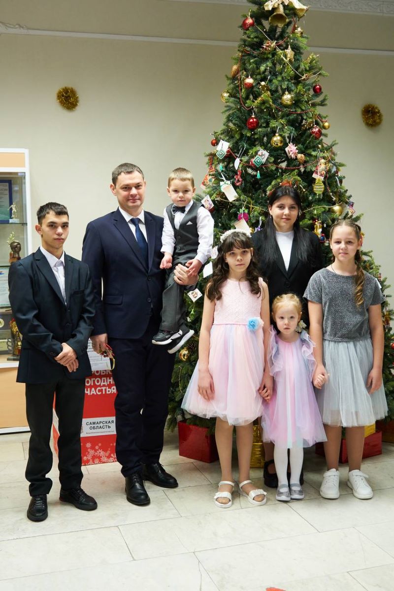 Худи, пауэрбанки, куклы и бутсы: в Сызрани стартовала акция «Ёлка желаний» - открытки разобрали в считанные часы