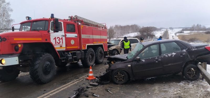 Изуродованная иномарка повисла задом на отбойнике - в жестком ДТП в Самарской области пострадали шестеро