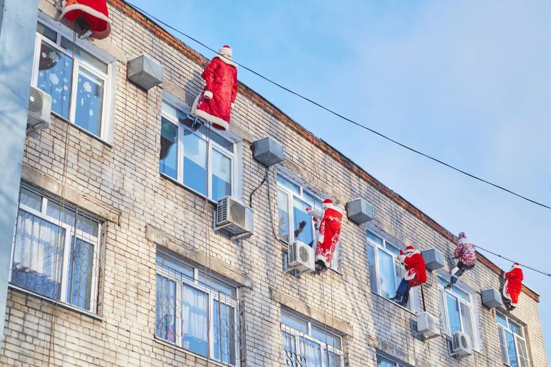 Cотрудники МЧС доставили праздник прямо в окна детской больницы