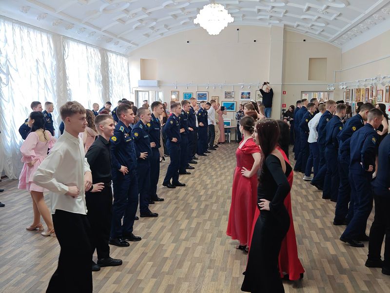 Участники Сретенского бала в Сызрани знают, что такое падеграс, и умеют его танцевать