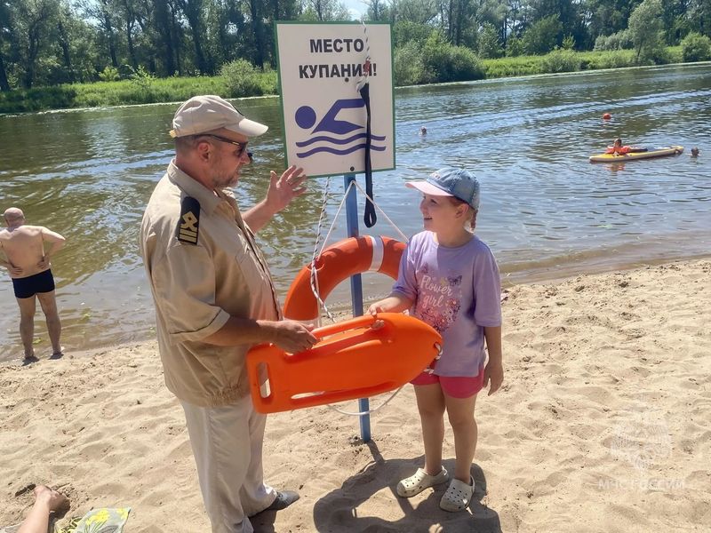 На пляжах к отдыхающим подходят люди в форме