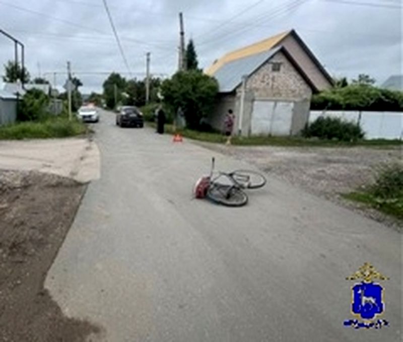 Велосипедист попытался протаранить кроссовер и продолжил свой путь в машине скорой помощи