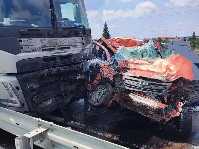 Легковое авто после страшных ударов превратилось в месиво, из которого с трудом достали водителя