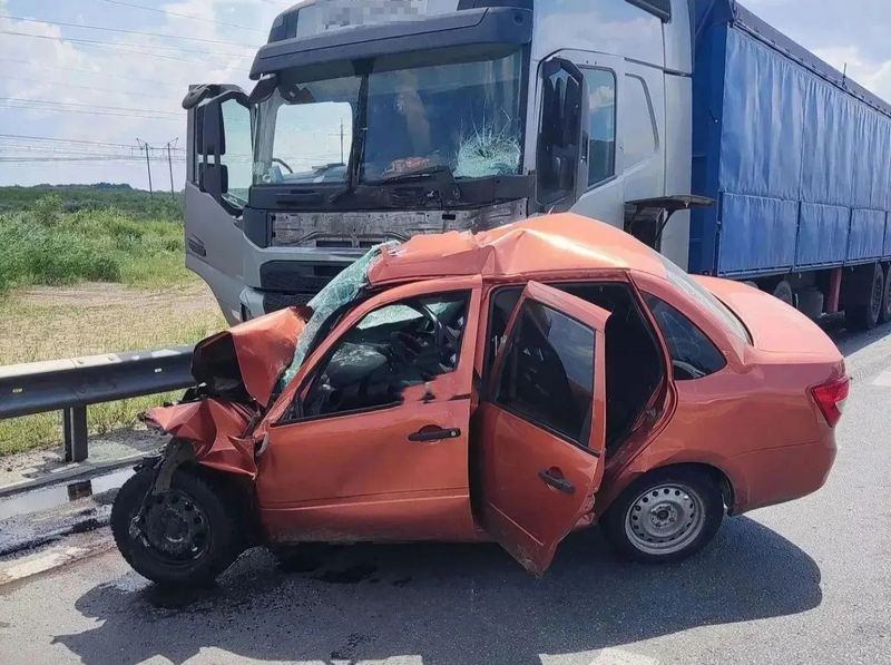 В полиции сообщили о погибшем под фурой молодом водителе