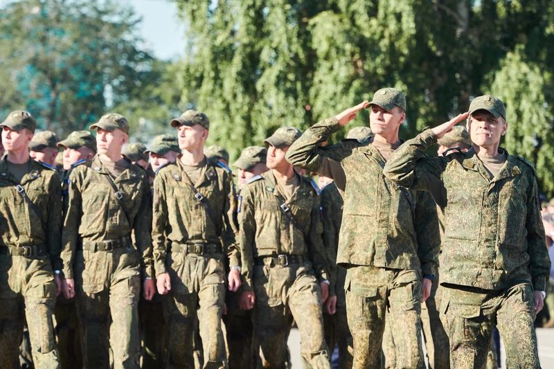 В День ВВС России знаменитый вертолетчик, чемпион мира, легенда Сызрани Пётр Васильев напомнил курсантам СВВАУЛ об их вкладе в Победу