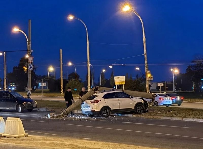 В Самарской области столб рухнул на автомобиль с изуродованным «фейсом» и разломился пополам
