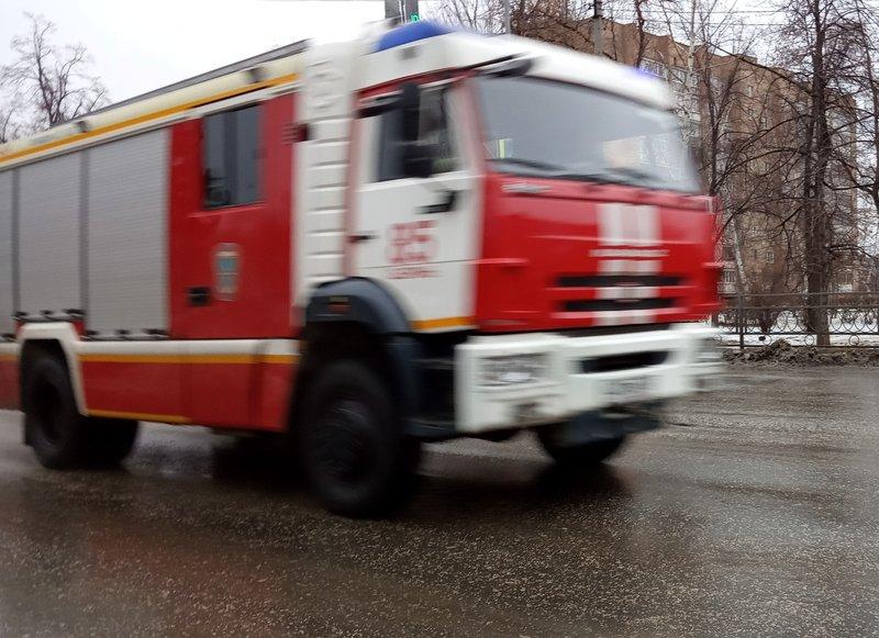 Вспыхнувшую кровлю частного дома в Сызрани тушило 20 огнеборцев
