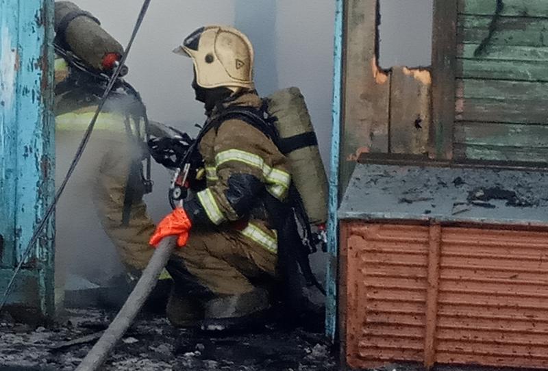 Два часа тушили полыхавший в селе Смолькино дом