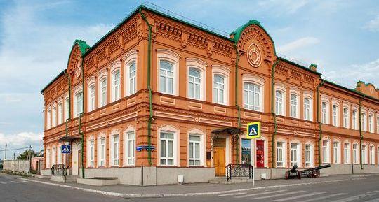 Картины приятны глазу и душе, а документы - уму: в сызранском музее открылись сразу две выставки